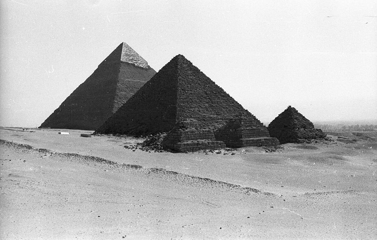 Gíza,_elől_a_Kheopsz_piramis,_1962_Fortepan_93268
