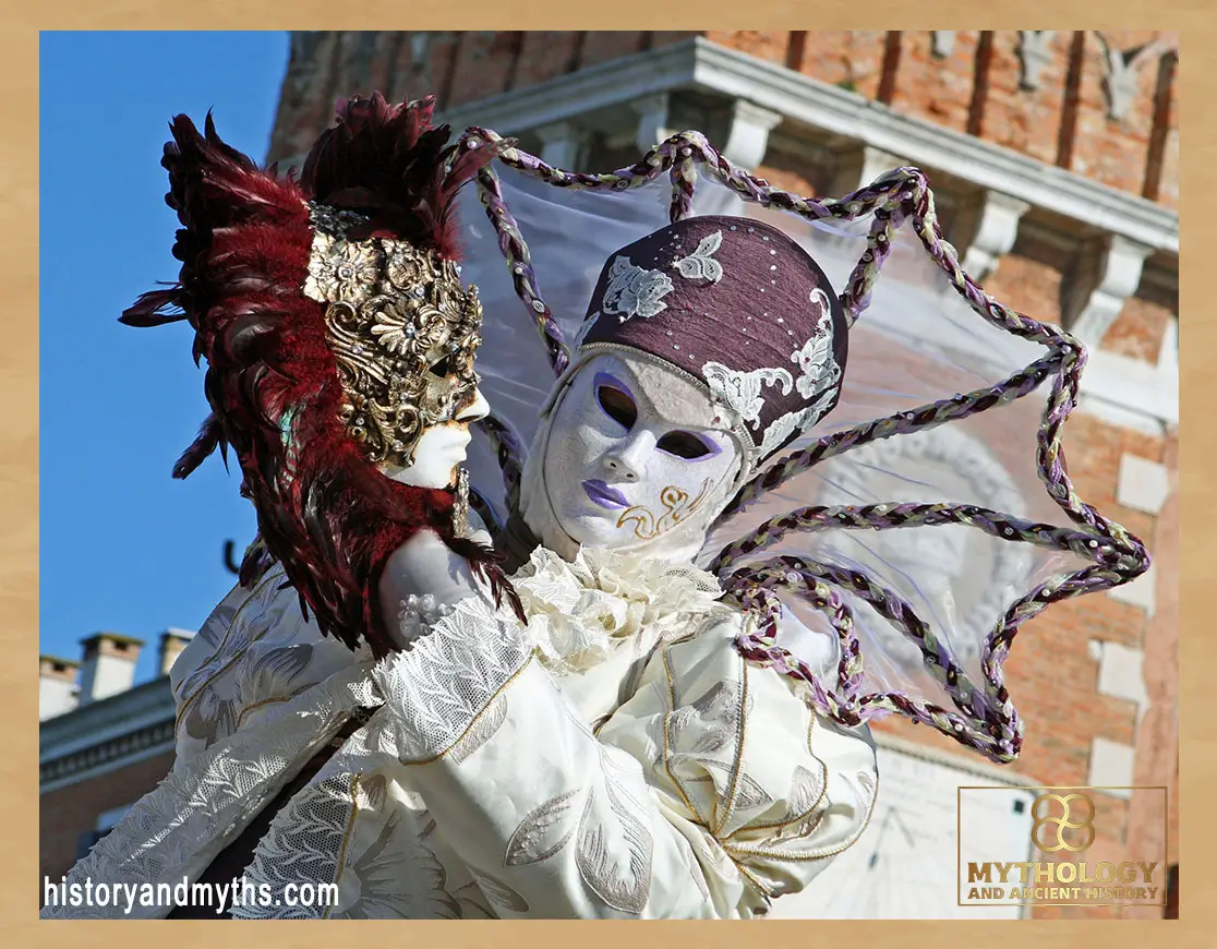 Costumed_characters_near_the_Arsenale_at_the_2010_Carnevale_in_Venice_(IMG_9253a)_(4567836107)