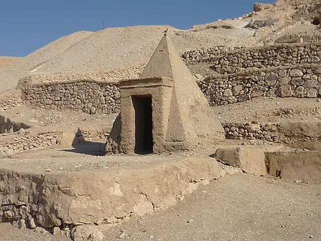 Tomb-at-the-entrance-of-Deir-el-Medina