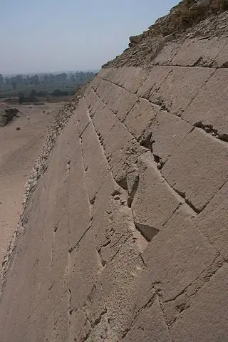 320px-Meidum_Pyramide_Fassadendetail