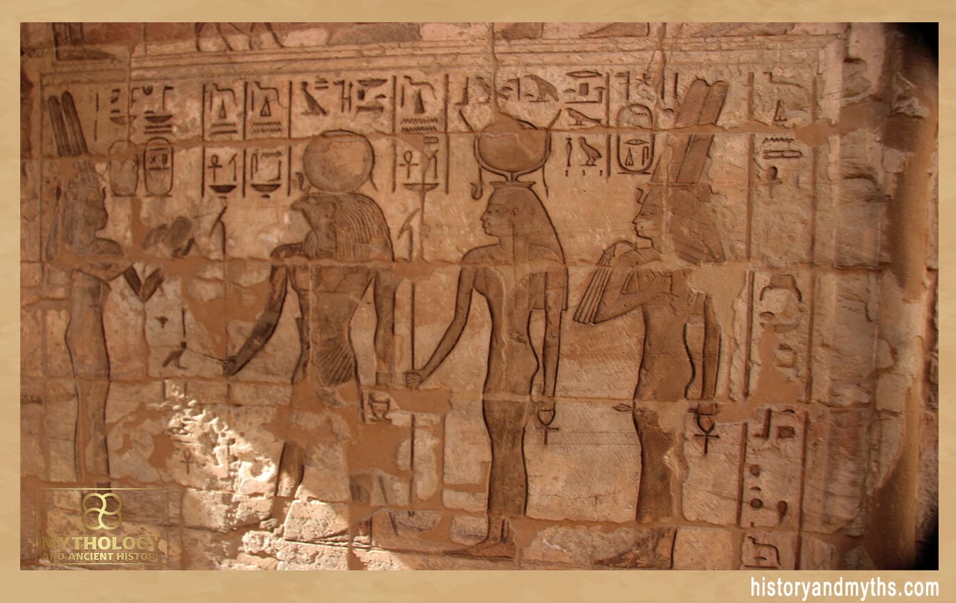 queen Shepenupet II stands for the gods Ra-Horakhti