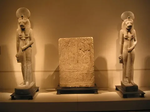 Two_statues_of_goddess_Sachmet_and_grave_relief