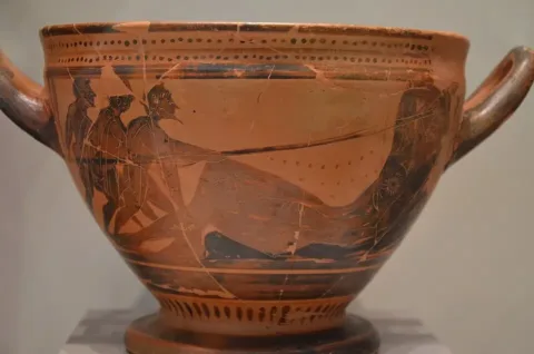 Attic black-figure skyphos, Odysseus blinding Polyphemus, attributed to the Theseus Painter, Boeotia, Greece, c. 490–480 BCE. Photo by Carole Raddato. CC BY-SA 2.0, via Wikimedia Commons.