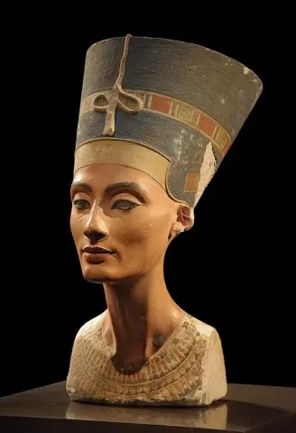 Nefertiti Bust, Neues Museum, Berlin. Photograph by Philip Pikart. Licensed under CC BY-SA 3.0 via Wikimedia Commons. Cropped for presentation.