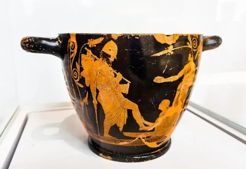 Photo by ArchaiOptix. Telemachus leaving Penelope, Penelope Painter, Attic red-figure skyphos, c. 440 BCE. CC BY-SA 4.0, via Wikimedia Commons.
