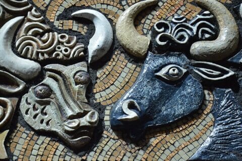 Detail from Desmond Kinney’s Táin Bó Cúailnge mural in Dublin. Photo by Illustratedjc, CC BY-SA 4.0, via Wikimedia Commons