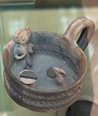 Old Hittite ritual vessel depicting an unidentified seated goddess, from Eskiyapar, 17th–16th century BCE. Photo: Dick Osseman / Wikimedia Commons, CC BY-SA 4.0. The figure is not identified as Hannahanna.