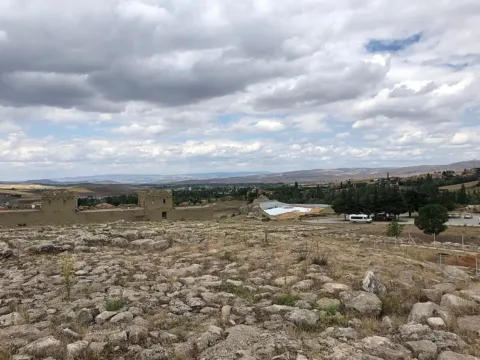 © Raicem (2021), Hattusa City Walls and the Tourist Entrance to the Ancient City, CC BY-SA 4.0.