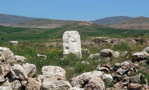 Hittite deity relief at Kayalıpınar, photographed by Ingeborg Simon, 27 May 2019. Own work. Licensed under CC BY-SA 3.0. Source: Wikimedia Commons