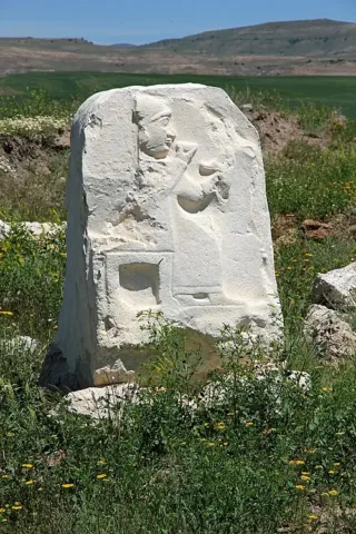 Relief of a seated Hittite deity at Kayalıpınar, photographed by Ingeborg Simon, 27 May 2019. Own work. Licensed under CC BY-SA 3.0. Source: Wikimedia Commons.