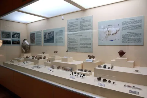 Archaeological finds from Kayalıpınar in the Sivas Archaeological Museum, photographed by Ingeborg Simon, 26 May 2019. Own work. Licensed under CC BY-SA 3.0. Source: Wikimedia Commons.