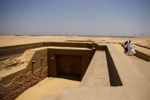 Tomb of Den, Abydos, Umm el-Qaab, photograph by E M, 6 July 2008. Licensed under CC BY 2.0. Source: Wikimedia Commons / Flickr